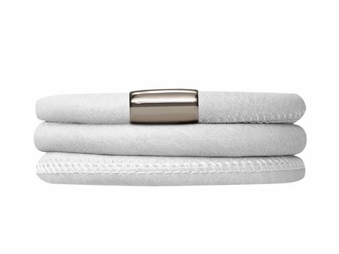 Endless Lederarmband 12108-54 cm White Triple Edelstahl Silber dreifach in elegantem Design mit drei weißen Ledersträngen und einem silbernen Verschluss. Ideal für jeden Anlass.