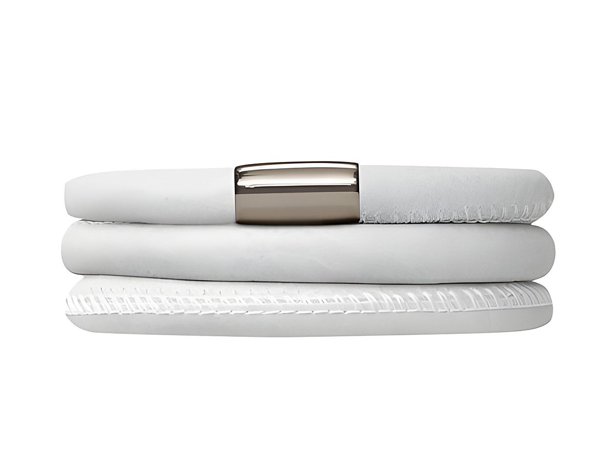 Endless Lederarmband 12108-54 cm White Triple Edelstahl Silber dreifach in elegantem Design mit drei weißen Ledersträngen und einem silbernen Verschluss. Ideal für jeden Anlass.