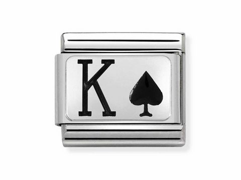 Der Pik-König in Edelstahl und Emaille zeigt den Buchstaben K und ein Pik-Symbol auf einem klaren Hintergrund, ideal für stilvolle Armbänder von Nomination.