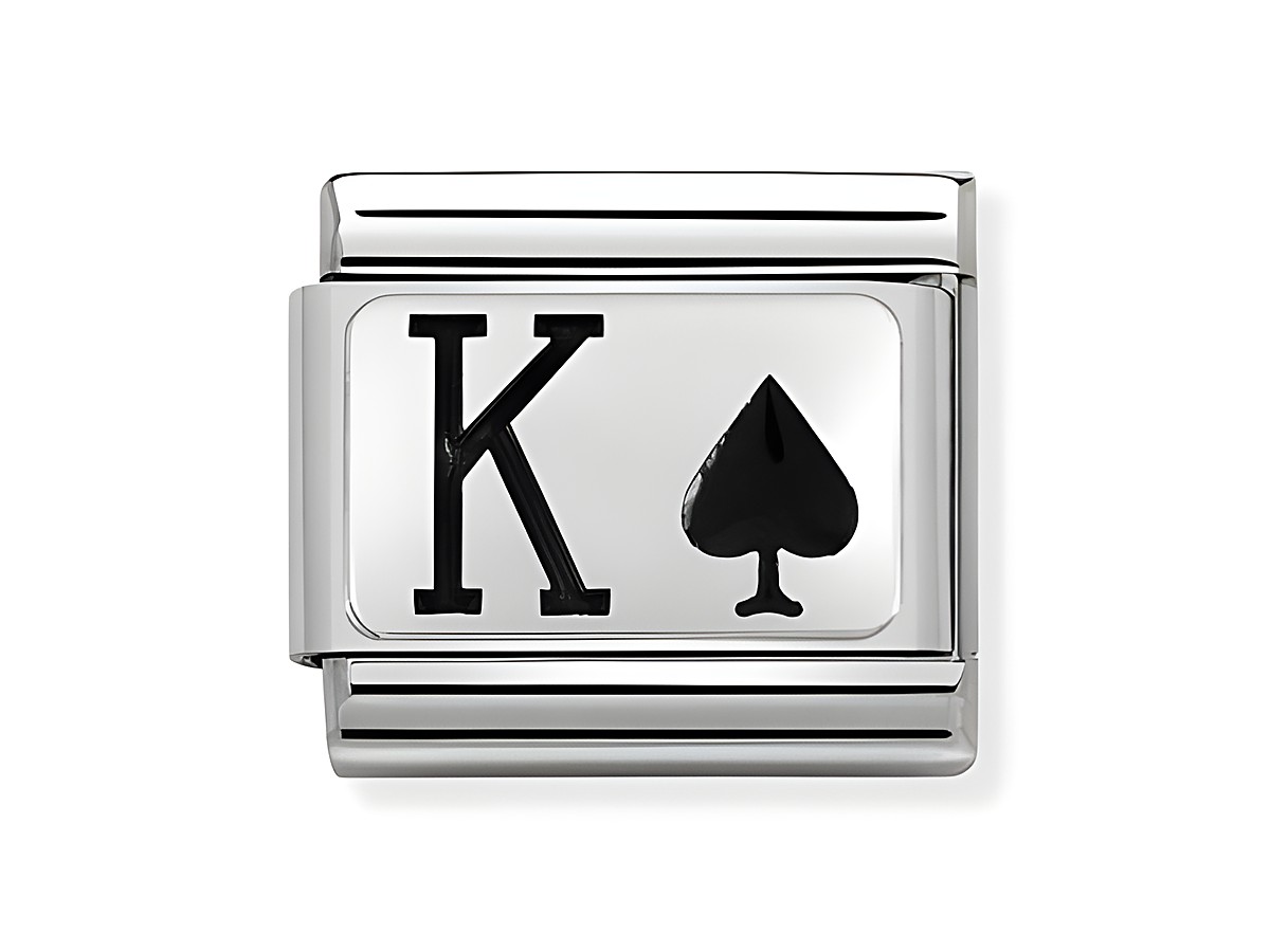 Der Pik-König in Edelstahl und Emaille zeigt den Buchstaben K und ein Pik-Symbol auf einem klaren Hintergrund, ideal für stilvolle Armbänder von Nomination.