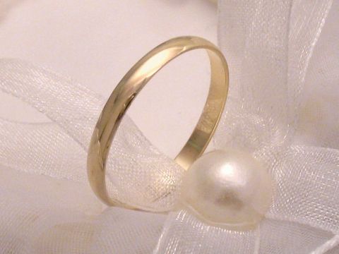 Ehering aus Edel-Gold 333 in Größe 61,5/19,6, elegant und schlicht gehalten, hergestellt von Juwelier Harnisch, ideal bis Größe 62/19,7, auf dekorativem Untergrund präsentiert.
