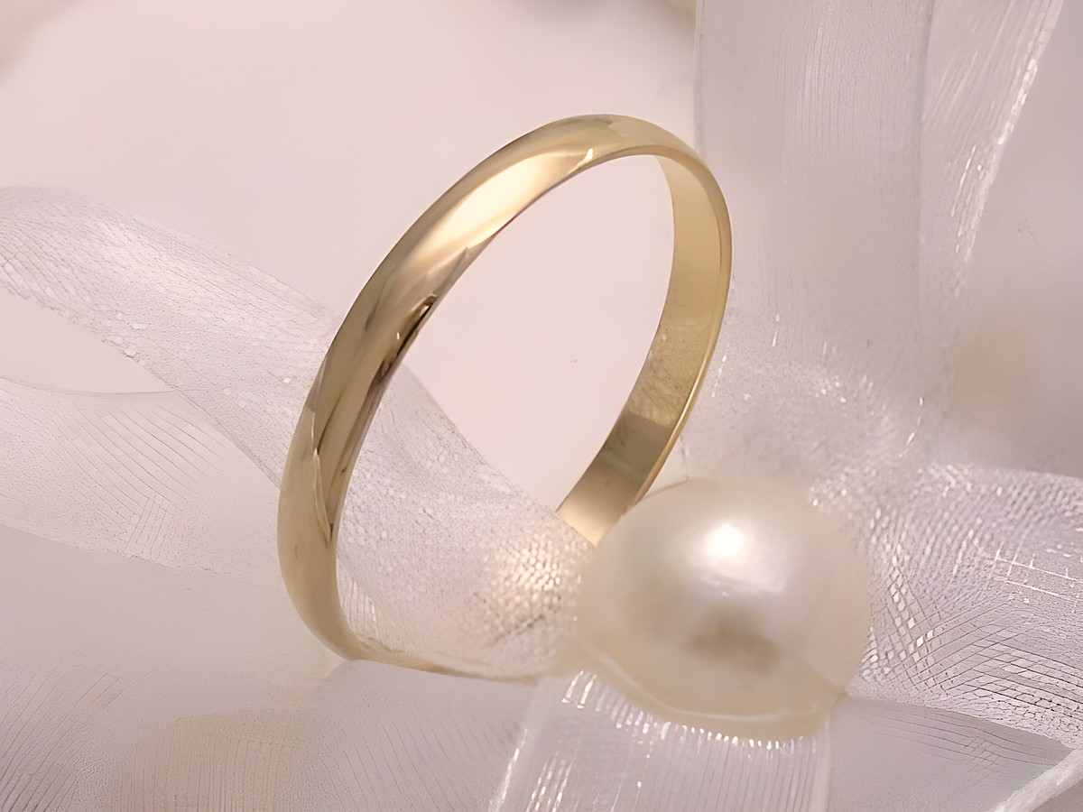 Ehering aus Edel-Gold 333 in Größe 61,5/19,6, elegant und schlicht gehalten, hergestellt von Juwelier Harnisch, ideal bis Größe 62/19,7, auf dekorativem Untergrund präsentiert.