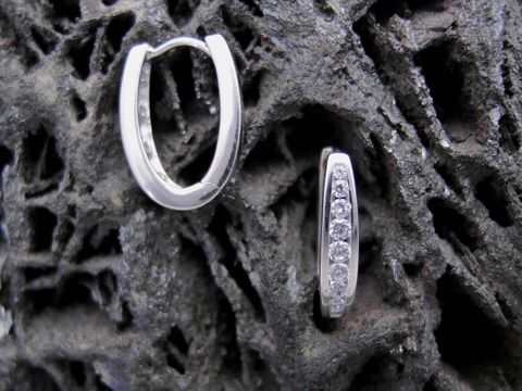 39158-0 Silberne ovale Creolen mit Zirkonia, modisch designt, Hersteller Juwelier Harnisch, Größe bis 25 mm, glänzendes Finish, perfekt für jeden Anlass.