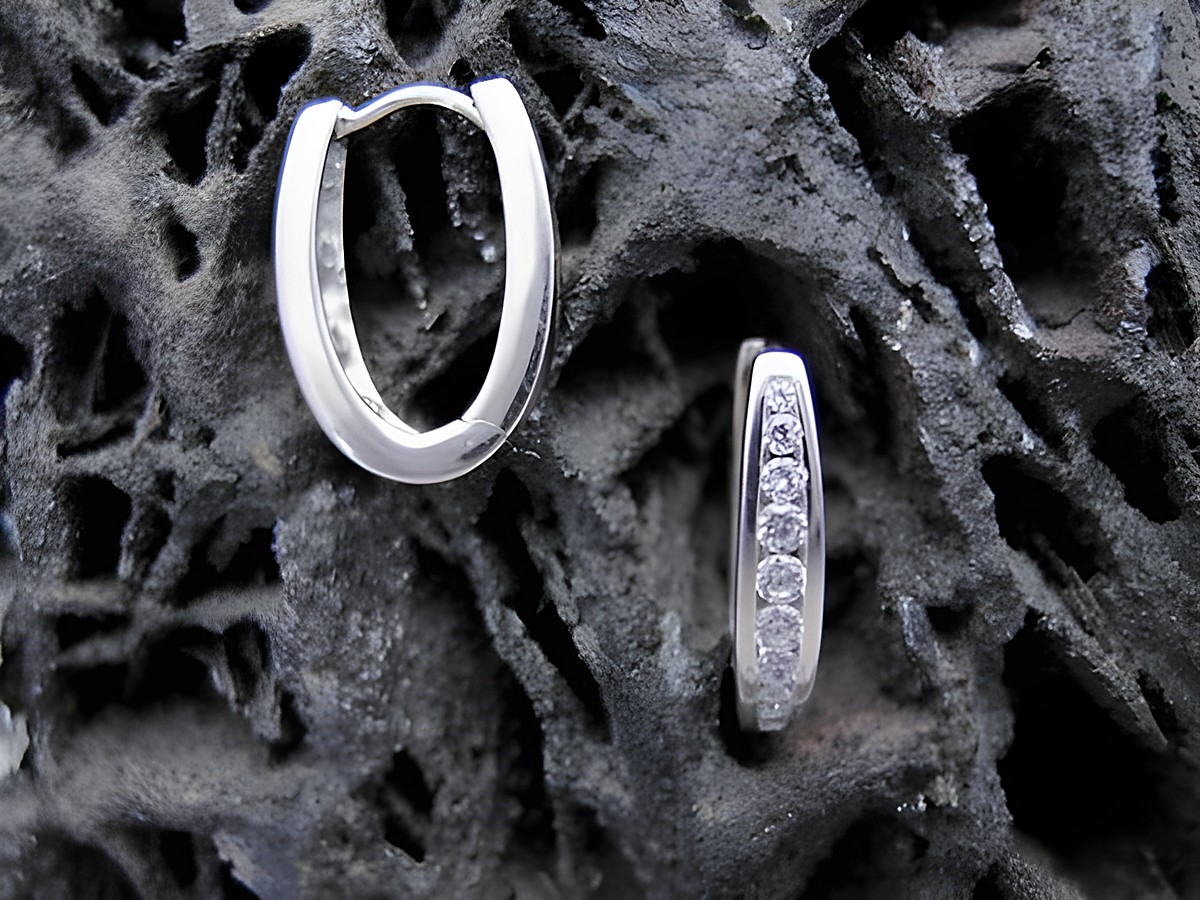 Silberne ovale Creolen mit Zirkonia, modisch designt, Hersteller Juwelier Harnisch, Größe bis 25 mm, glänzendes Finish, perfekt für jeden Anlass.