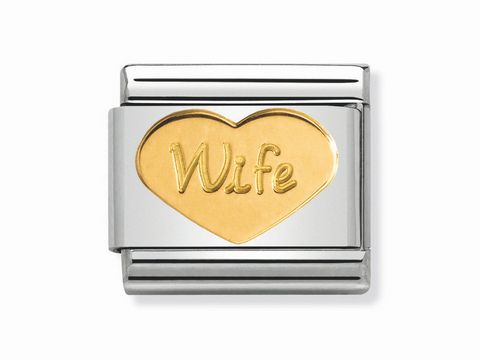 Ein Charm für ein Armband von Nomination Classic mit der Inschrift Wife in Gold auf einem herzförmigen Anhänger, umgeben von einem silbernen Hintergrund.