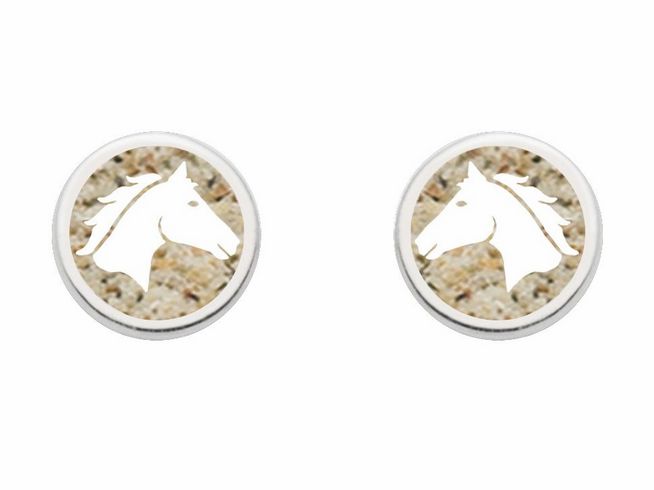 Zwei runde Ohrringe aus rhodiniertem Sterling Silber mit einem Pferdekopf-Motiv auf sandfarbenem Hintergrund, ideal für Pferdeliebhaber und als modisches Accessoire.