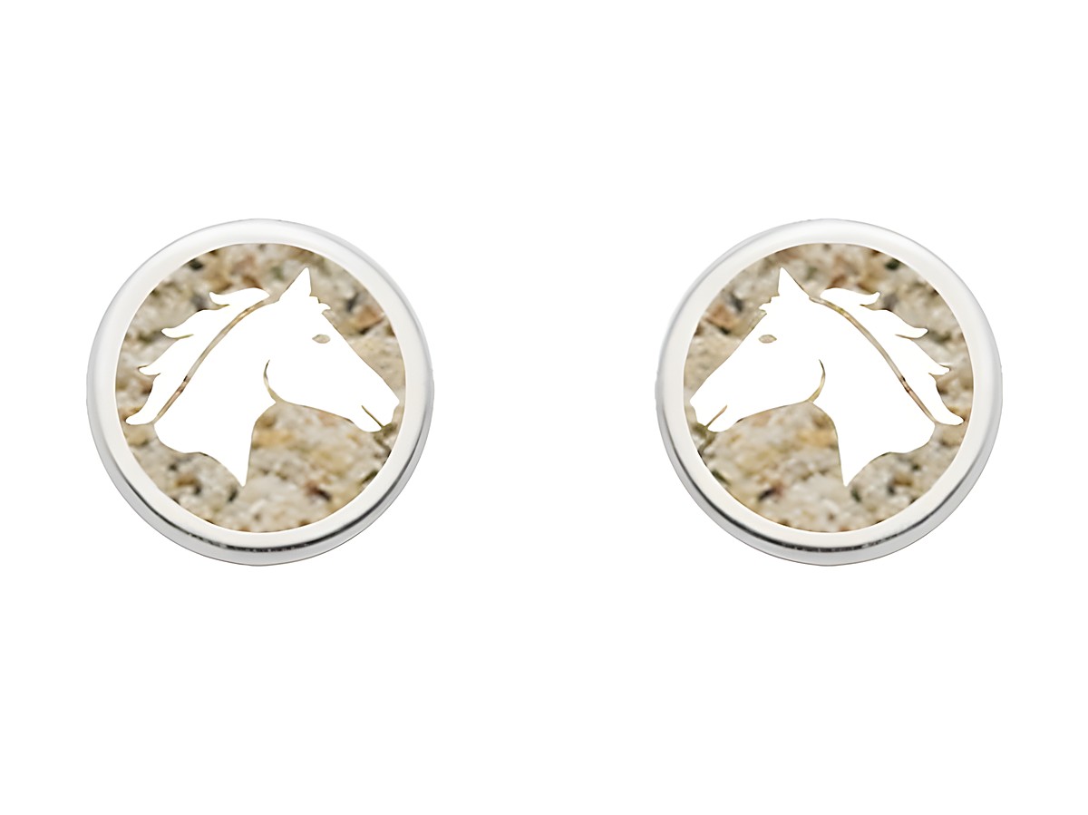 Zwei runde Ohrringe aus rhodiniertem Sterling Silber mit einem Pferdekopf-Motiv auf sandfarbenem Hintergrund, ideal für Pferdeliebhaber und als modisches Accessoire.