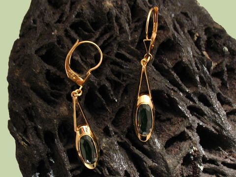Ohrringe aus gold mit facettiertem dunkelgrünem Glasstein, Hersteller Juwelier Harnisch, Ohrhänger mit Stein in eleganter Form. Ideal für stilvolle Anlässe.