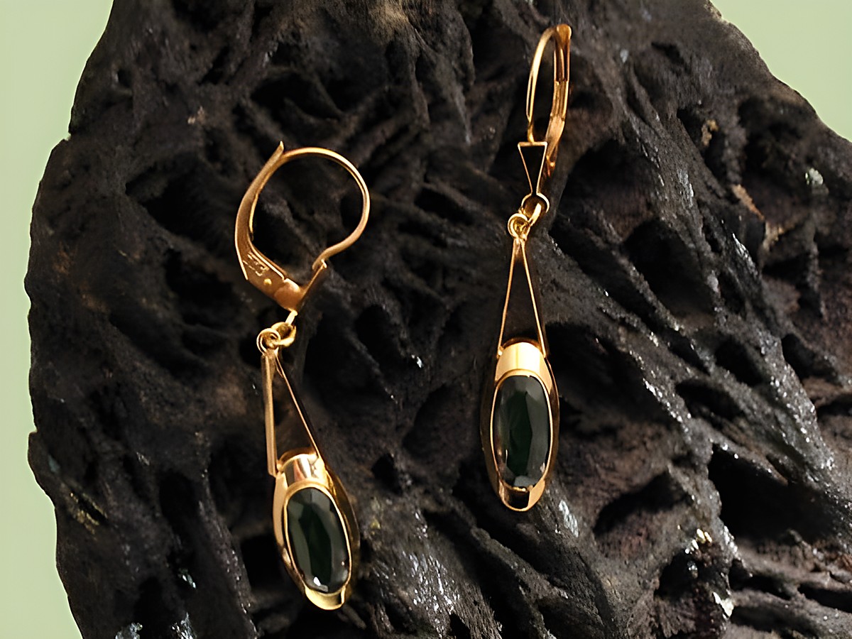 Ohrringe aus gold mit facettiertem dunkelgrünem Glasstein, Hersteller Juwelier Harnisch, Ohrhänger mit Stein in eleganter Form. Ideal für stilvolle Anlässe.