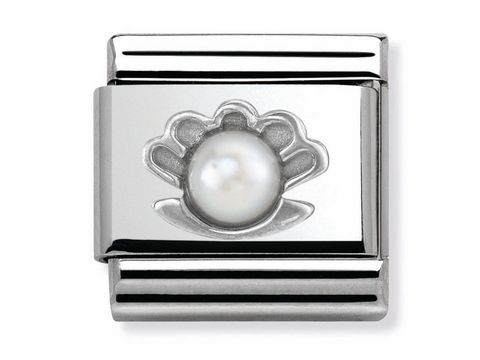 Ein elegantes Charm aus Silber mit einer Muschel-Motiv und einer hochwertigen weißen Perle in der Mitte, perfekt für eine stilvolle Ergänzung zu jedem Schmuckstück.