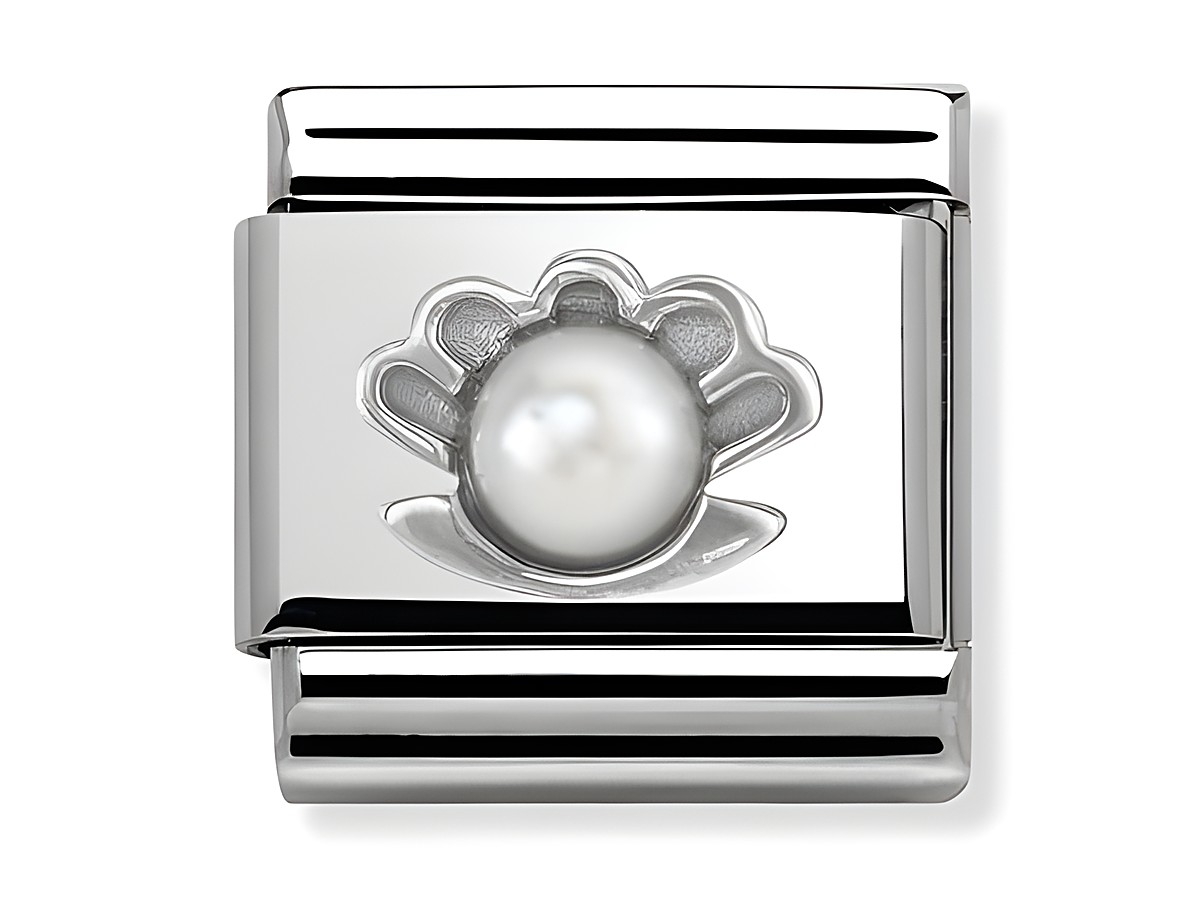 Ein elegantes Charm aus Silber mit einer Muschel-Motiv und einer hochwertigen weißen Perle in der Mitte, perfekt für eine stilvolle Ergänzung zu jedem Schmuckstück.