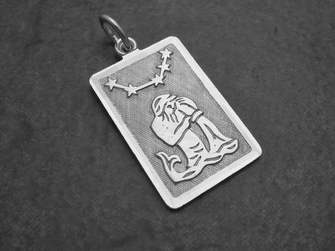 Sternzeichen Anhänger aus Sterling Silber rhodiniert im Rechteckdesign mit dem Wassermann-Symbol und Sternen. Hergestellt vom Juwelier Harnisch. Ideal als persönliches Schmuckstück.