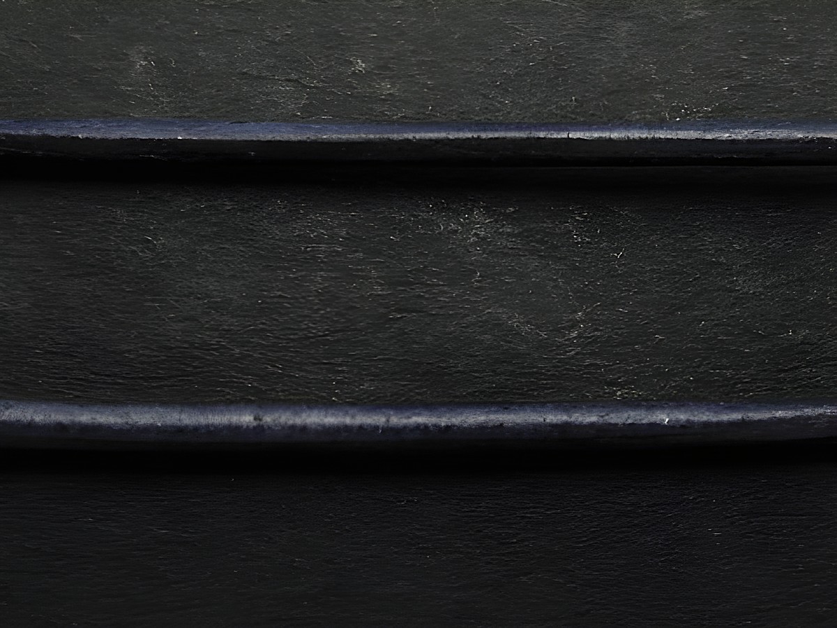 Dunkelblaue Kette aus Ziegenleder mit einer Länge von ca. 100 cm und einer Stärke von 1,2 mm, hergestellt von Juwelier Harnisch, geeignet als Lederband.