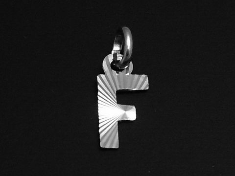 Silber Anhänger in Form des Buchstabens F mit Druck- und Diamantschliff, hergestellt von Juwelier Harnisch. Ideal für persönliche Akzente oder Geschenke.