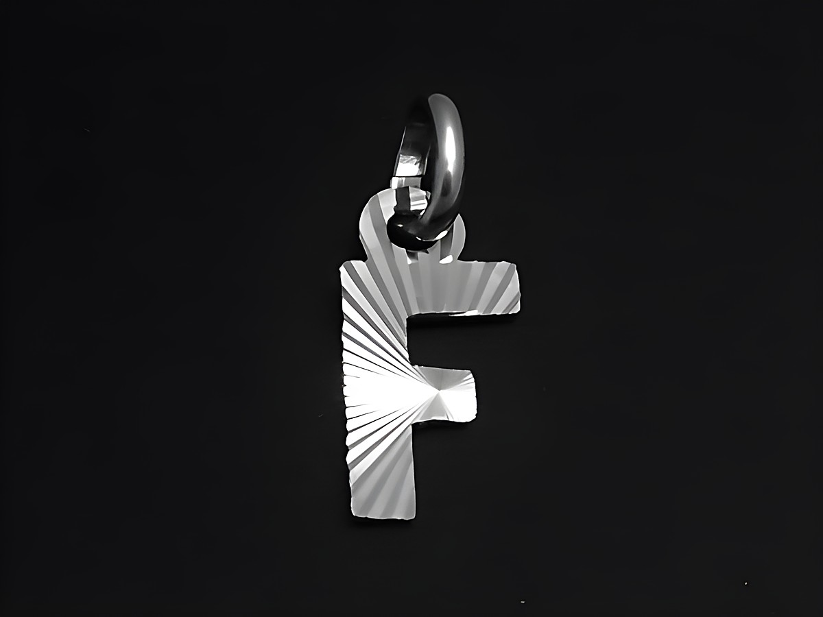 Silber Anhänger in Form des Buchstabens F mit Druck- und Diamantschliff, hergestellt von Juwelier Harnisch. Ideal für persönliche Akzente oder Geschenke.