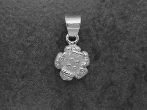 Filigraner Anhänger in Form einer Blüte aus Silber, hergestellt von Juwelier Harnisch, mit detaillierten Pflanzenmotiven und elegantem Design.
