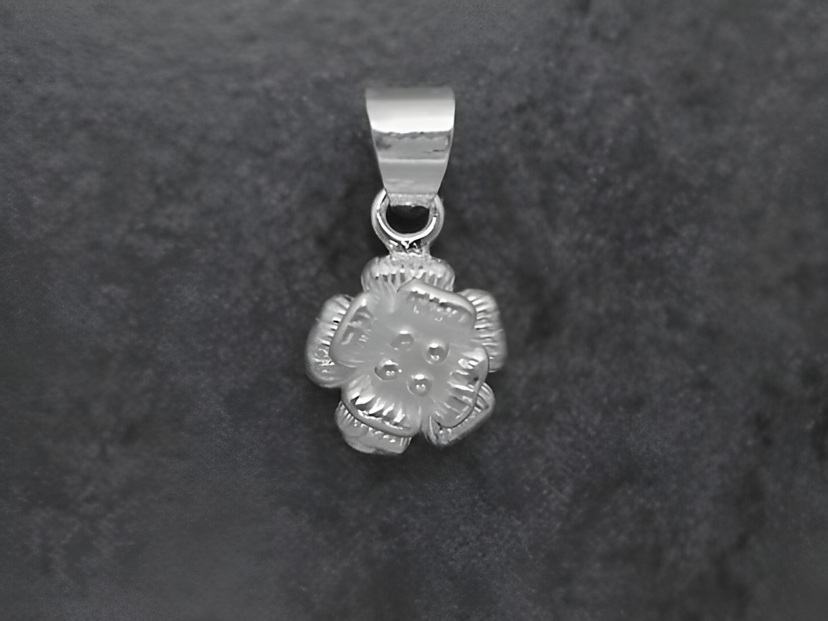 Filigraner Anhänger in Form einer Blüte aus Silber, hergestellt von Juwelier Harnisch, mit detaillierten Pflanzenmotiven und elegantem Design.