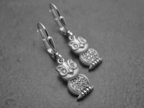 Eule Ohrringe aus Sterling Silber rhodiniert mit Zirkonia in weiß, symbolisch designt, von Juwelier Harnisch, eleganter Ohrhänger mit funkelndem Stein.
