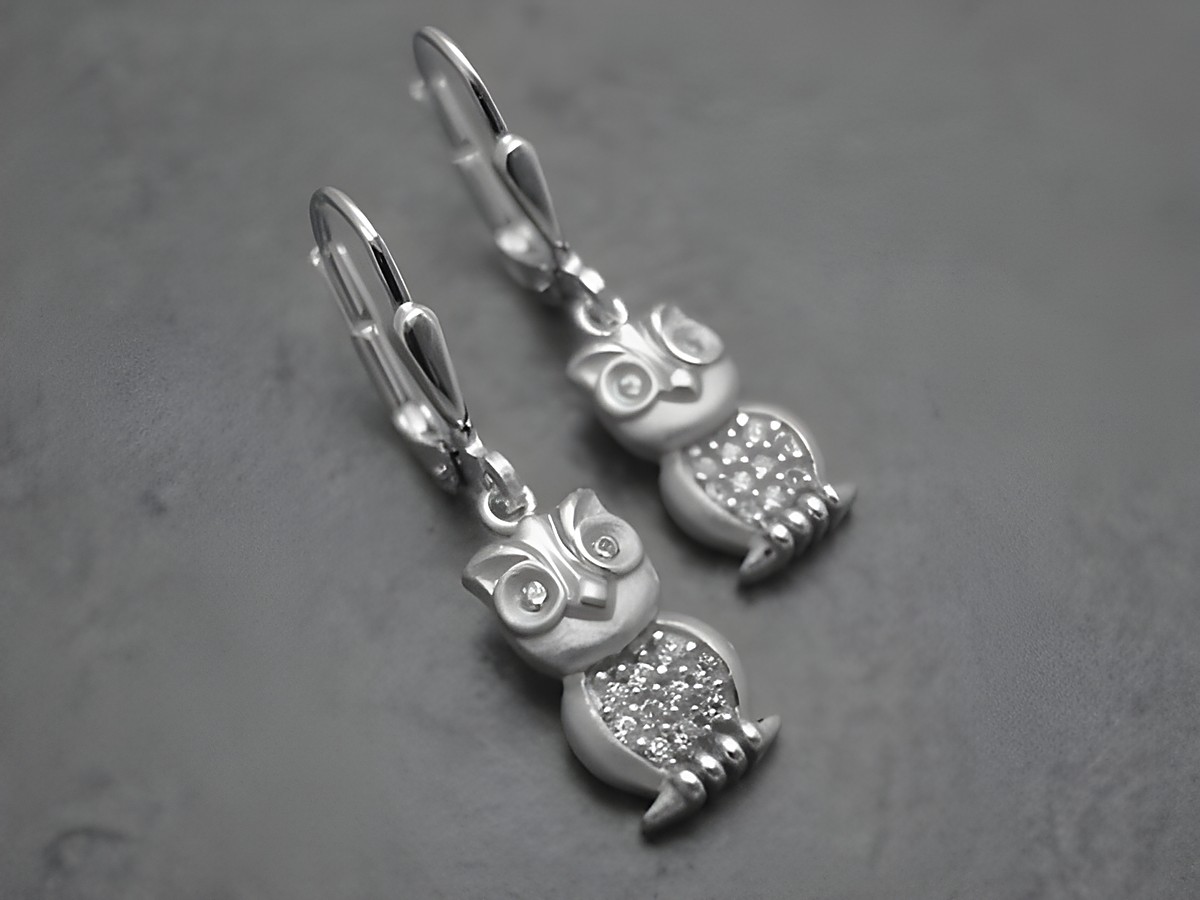 Eule Ohrringe aus Sterling Silber rhodiniert mit Zirkonia in weiß, symbolisch designt, von Juwelier Harnisch, eleganter Ohrhänger mit funkelndem Stein.