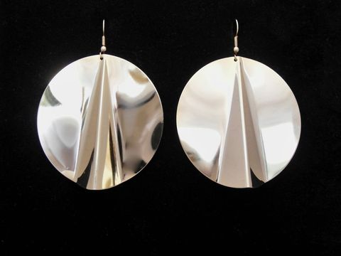 Runde goldfarbene Modeschmuck-Ohrringe mit modernem Design von Juwelier Harnisch, kombiniert mit stilvollen Ear Cuffs. Ideal für elegante Anlässe oder den Alltag.