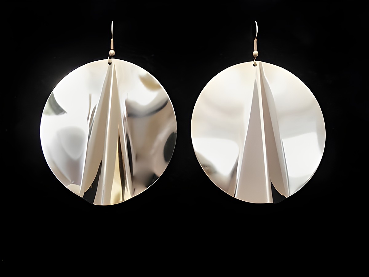 Runde goldfarbene Modeschmuck-Ohrringe mit modernem Design von Juwelier Harnisch, kombiniert mit stilvollen Ear Cuffs. Ideal für elegante Anlässe oder den Alltag.