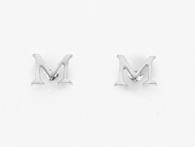Ohrringe Ohrstecker mit dem Buchstaben M aus Silber 925, ideal für individuelle Initialien. Hergestellt von Juwelier Harnisch, zeitloses Design.