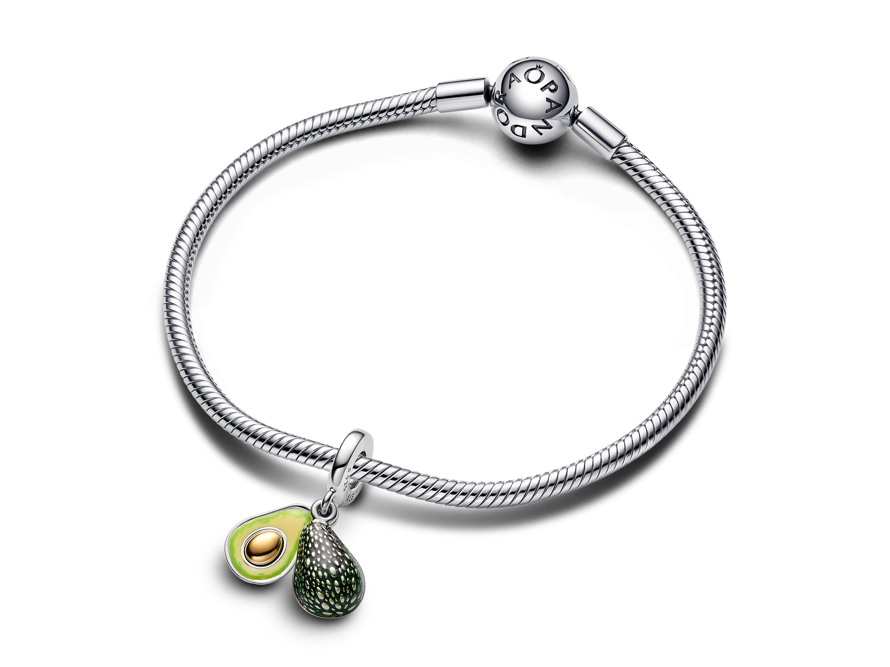 Armband aus Sterling Silber mit einem Avocado Charm aus Gelbgold und Emaille, verziert mit feinen Details und einem modernen Design. Ideal für stilbewusste Schmuckliebhaber.