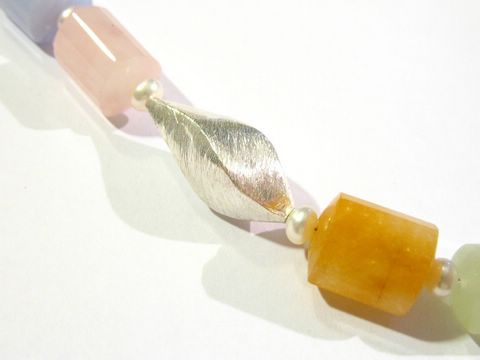 Steinkette aus Rosenquarz, Serpentin und Zuchtperlen mit silberner Zwischenelement, Länge 51 cm, Hersteller Juwelier Harnisch. Elegantes Schmuckstück für besondere Anlässe.
