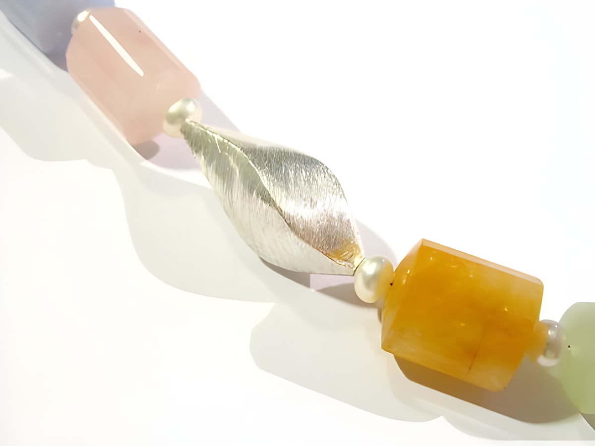 Steinkette aus Rosenquarz, Serpentin und Zuchtperlen mit silberner Zwischenelement, Länge 51 cm, Hersteller Juwelier Harnisch. Elegantes Schmuckstück für besondere Anlässe. – Ansicht 2