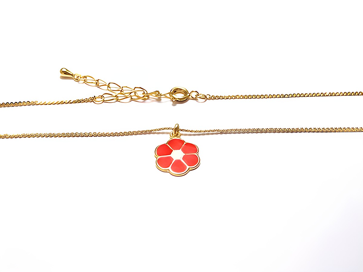 Kinderschmuck mit einem roten Blumenanhänger und einer goldenen Kette, hergestellt von Juwelier Harnisch. Elegant und verspielt für junge Schmuckliebhaber.