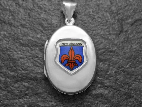 Silbernes Medaillon mit dem Wappen von New Orleans, das eine rote Lilie auf blauem Hintergrund zeigt. Hersteller ist Juwelier Harnisch, ideal für Liebhaber von Weltmedaillons.
