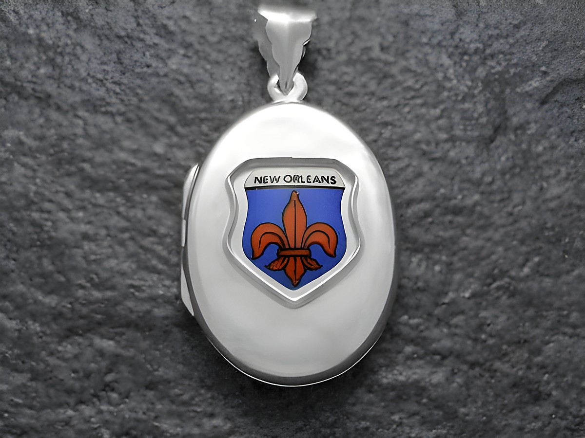 Silbernes Medaillon mit dem Wappen von New Orleans, das eine rote Lilie auf blauem Hintergrund zeigt. Hersteller ist Juwelier Harnisch, ideal für Liebhaber von Weltmedaillons.