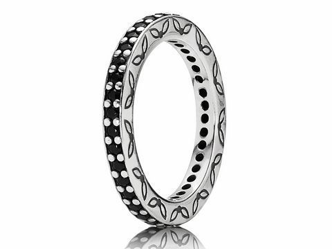 Silberring von Pandora in Größe 48 mit schwarzem Zirkonia besetzt und feinem Blattdesign. Ideal für stilvolle Akzente im Alltag oder zu besonderen Anlässen.