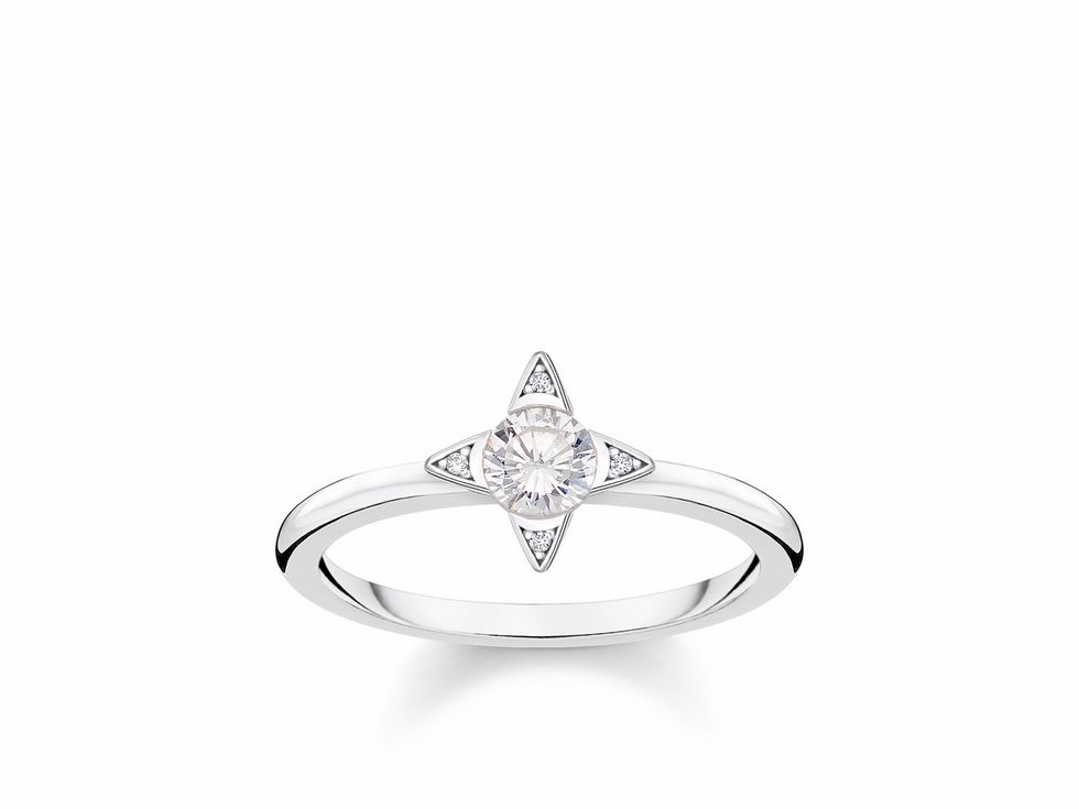 Ring von Thomas Sabo aus Sterling Silber mit Zirkonia in Weiß, Größe 50, mit einem zentralen Stein und funkelnden Akzenten. Elegantes Design für besondere Anlässe.