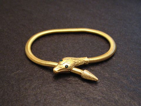 61243-0 Schlangen Y Armband gut vergoldet 17 cm City Grün Hersteller Juwelier Harnisch Schlangen mit eleganter snake-typischer Form und funkelnden grünen Akzenten auf dem Kopf.