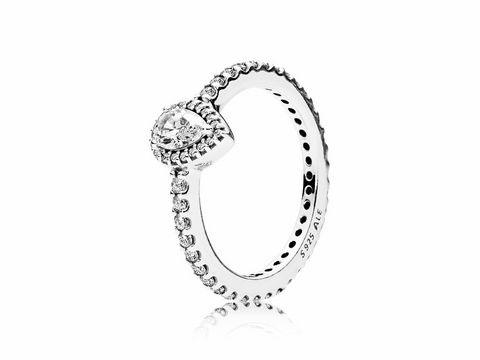 Silberner Ring von Pandora in Größe 60 mit strahlendem Tropfen und funkelnden Zirkonia-Steinen, elegantes Design für jeden Anlass.