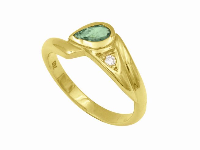 Gelbgold Ring aus 750er Gelbgold mit einem ausdrucksstarken Smaragd und einem Brillant von 0,33 ct sowie 0,04 ct tw-si in Größe 56, Hersteller Juwelier Harnisch.