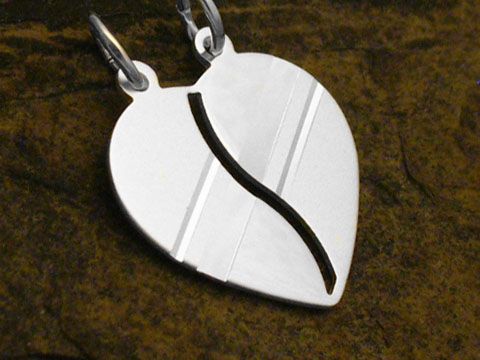 Teilmattierter Partnerherz Anhänger aus Sterling Silber mit einer eleganten Linie, präsentiert auf einem dunklen Untergrund, hergestellt von Juwelier Harnisch, ideal als Geschenk.