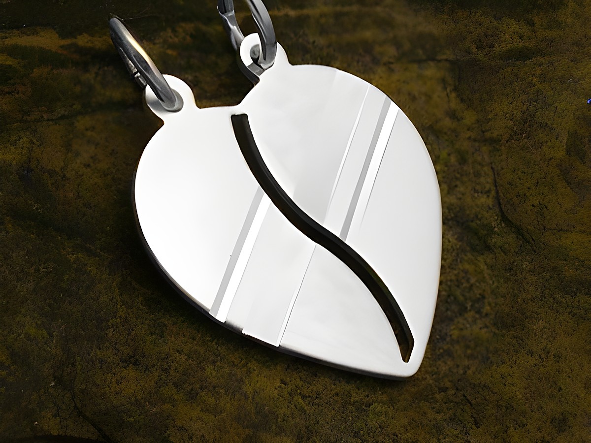 Teilmattierter Partnerherz Anhänger aus Sterling Silber mit einer eleganten Linie, präsentiert auf einem dunklen Untergrund, hergestellt von Juwelier Harnisch, ideal als Geschenk.