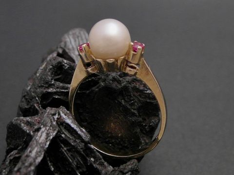 Gold Perlen Ring attraktiv Größe 57,5 mit 7,4 mm Zuchtperle und synthetischen Rubinen aus Gold 333, Hersteller Juwelier Harnisch, geeignet bis Größe 58.