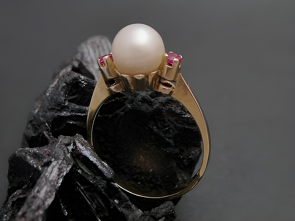 Gold Perlen Ring attraktiv Größe 57,5 mit 7,4 mm Zuchtperle und synthetischen Rubinen aus Gold 333, Hersteller Juwelier Harnisch, geeignet bis Größe 58. – Ansicht 2