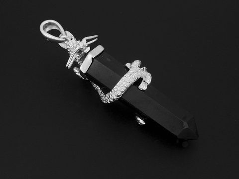 Drachen Anhänger aus schwarz Turmalin Pendel mit silbernem Drachenmotiv von Juwelier Harnisch, elegant und mystisch gestaltet, ideal als Schmuckstück oder Amulett.