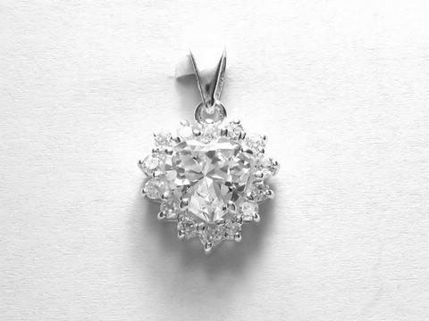 925 Sterling Silber Anhänger in Herzform, verziert mit echten Zirkonia, glänzend und elegant, Hersteller Juwelier Harnisch, Perlen & Steine, ideal als Schmuckstück oder Geschenk.