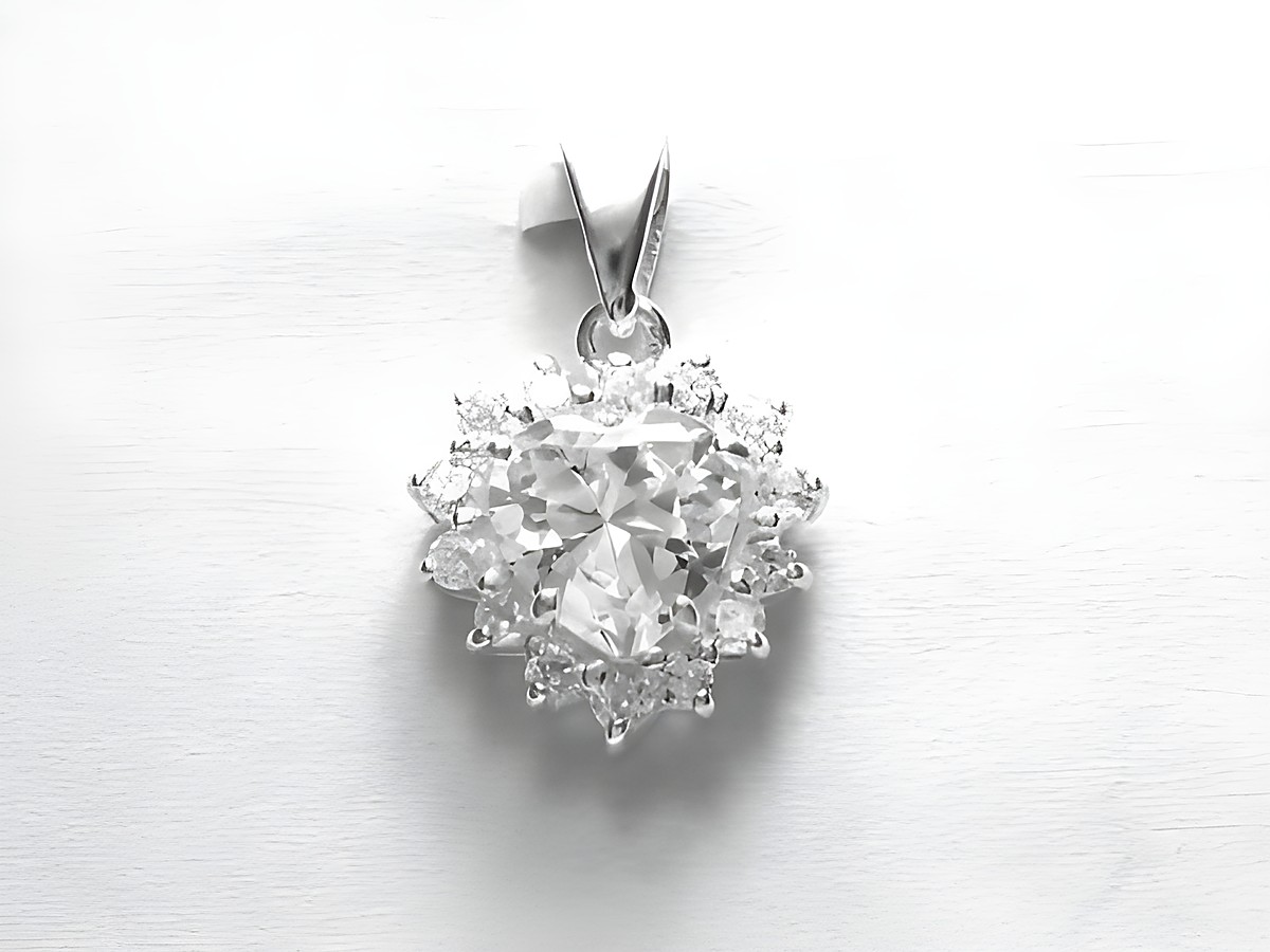 925 Sterling Silber Anhänger in Herzform, verziert mit echten Zirkonia, glänzend und elegant, Hersteller Juwelier Harnisch, Perlen & Steine, ideal als Schmuckstück oder Geschenk.