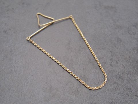 Kordelkette Krawattenhalter aus Gelbgold 333 von Juwelier Harnisch, elegante Krawattenklammer mit feiner Kette für stilvolle Herrenmode.