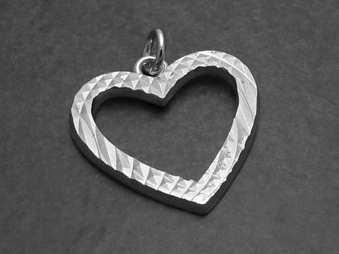 Silber Herz Anhänger mit schönem Muster, flach designet und hergestellt von Juwelier Harnisch, ideal für elegante Schmuckstücke.