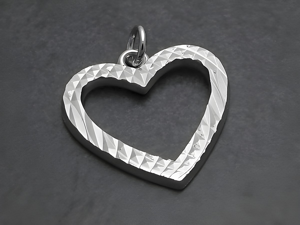 Silber Herz Anhänger mit schönem Muster, flach designet und hergestellt von Juwelier Harnisch, ideal für elegante Schmuckstücke.