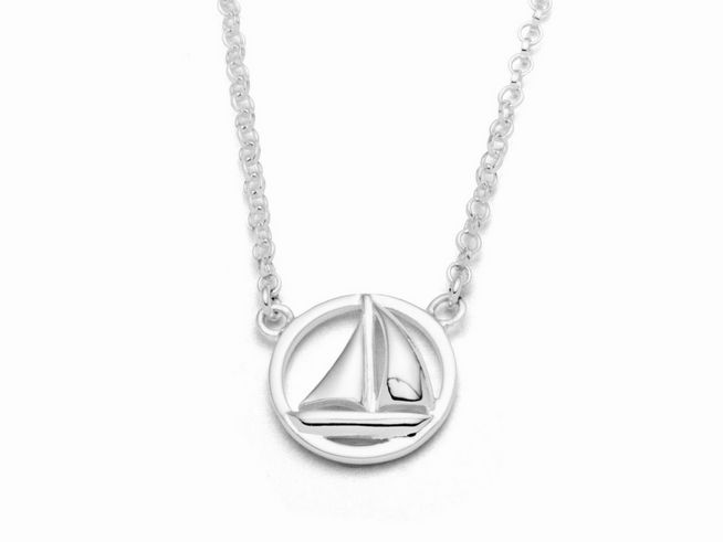 Sterling Silber Kette mit einem Anhänger in Form eines Segelschiffs, das in einem runden Rahmen angezeigt wird, ideal für maritime Liebhaber und als modisches Accessoire.