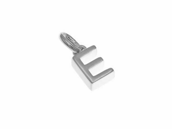 Anhänger aus Sterling Silber mit poliertem und rhodiniertem Buchstaben E, hergestellt von Juwelier Harnisch. Der Anhänger hat eine moderne, schlichte Form.