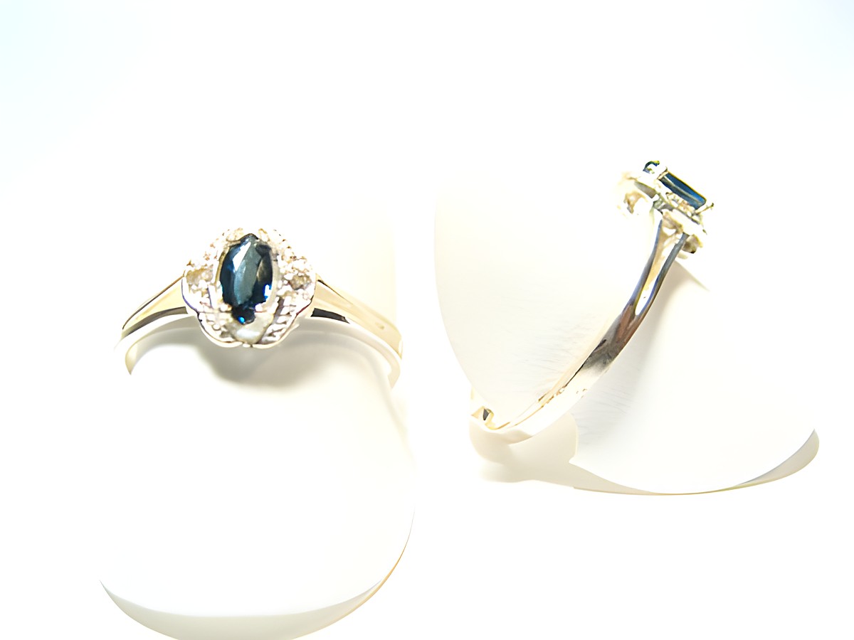 Silber Ring mit Steinen in weiß und blau gefasst, verstellbar, Hersteller Juwelier Harnisch, elegant und zeitlos, ideal für jeden Anlass.